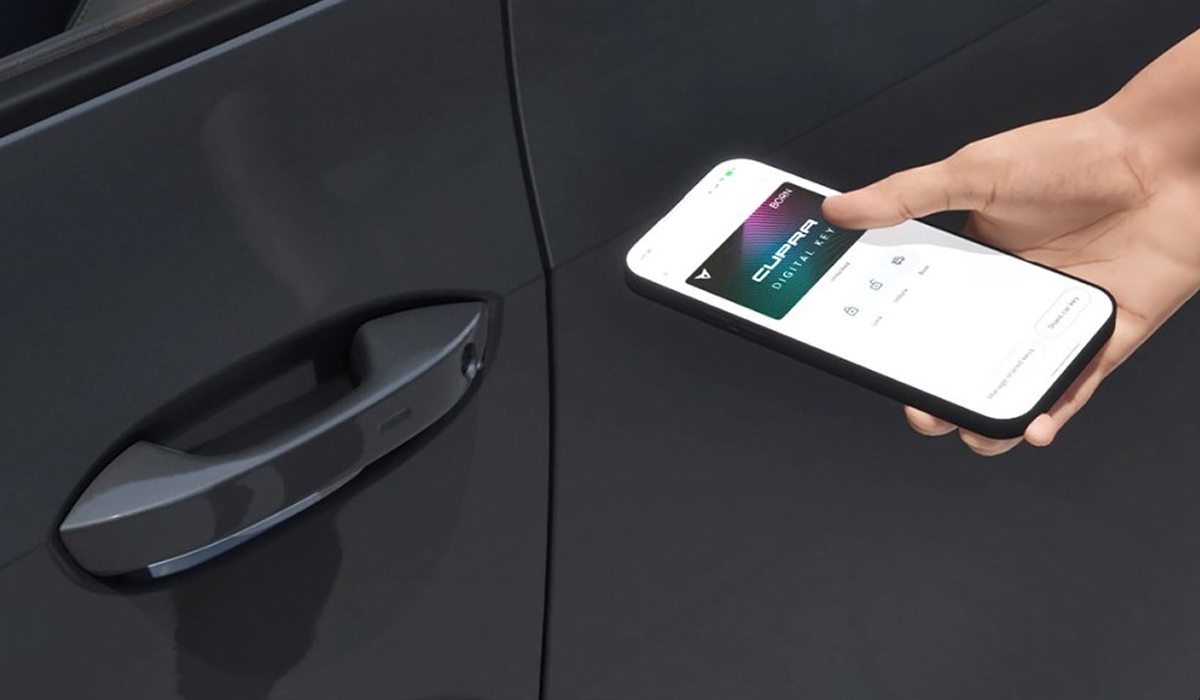 Interieur des CUPRA Born mit Cockpit, Display und Mittelkonsole